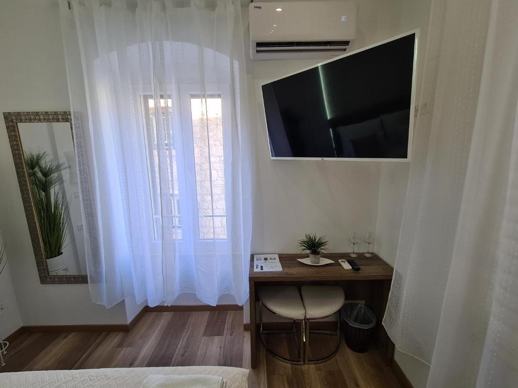 TV a/nebo společenská místnost v ubytování D&D suites in Split centre 1