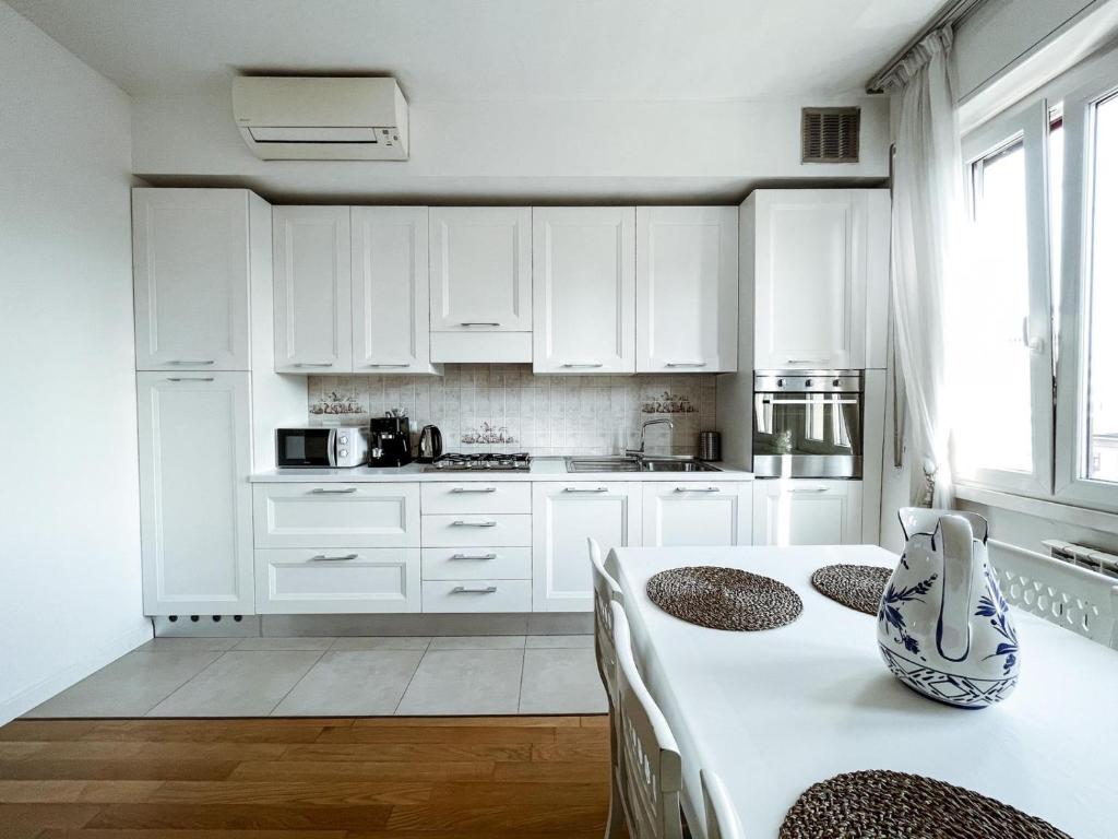 White Pearl - CityCenter - Large & Elegant Flat