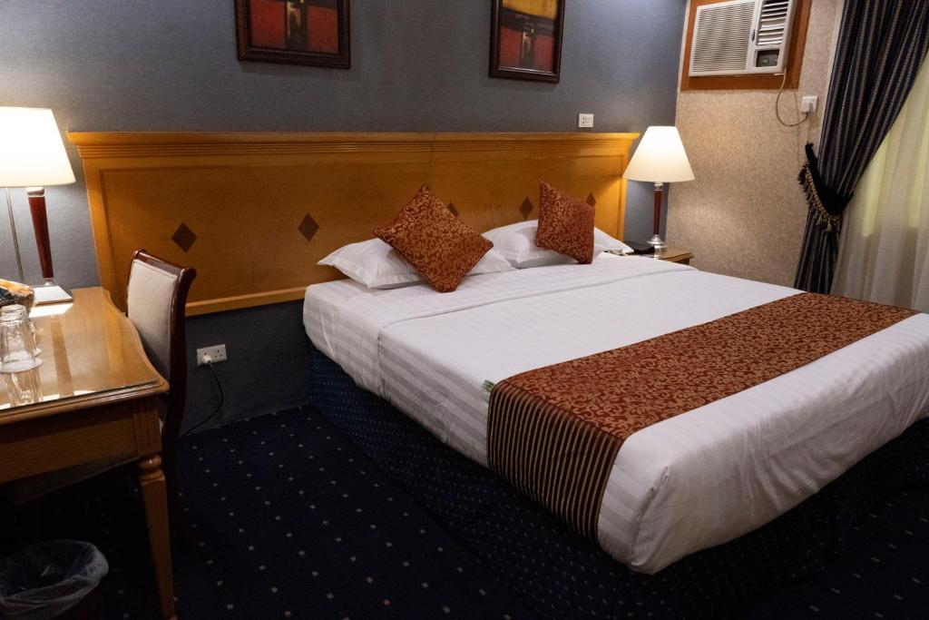 Postel nebo postele na pokoji v ubytování فندق المروج كريم AlMorooj Kareem Hotel