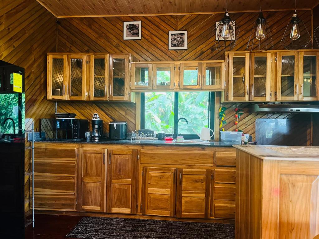 Kuchyň nebo kuchyňský kout v ubytování Soka Oceanview Loft Near Beach 15min Walk