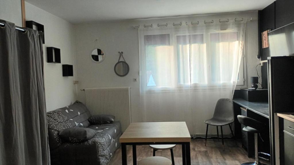 Μια τηλεόραση ή/και κέντρο ψυχαγωγίας στο Appartement T1 proche de VULCANIA