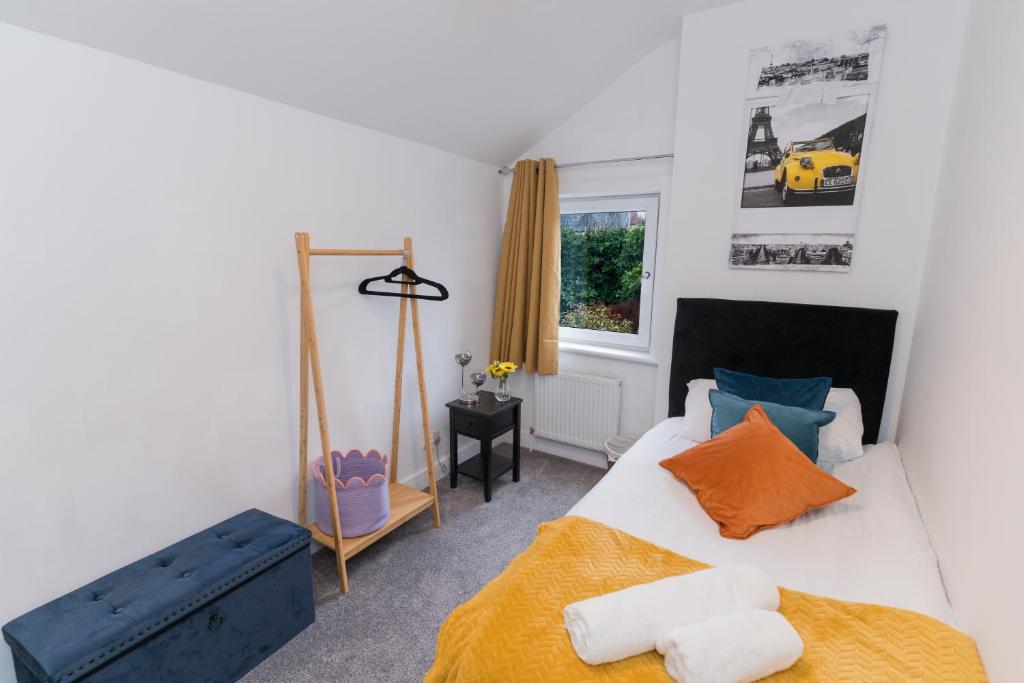 un dormitorio con una cama y un espejo en Entire home in Staffordshire, en Stafford