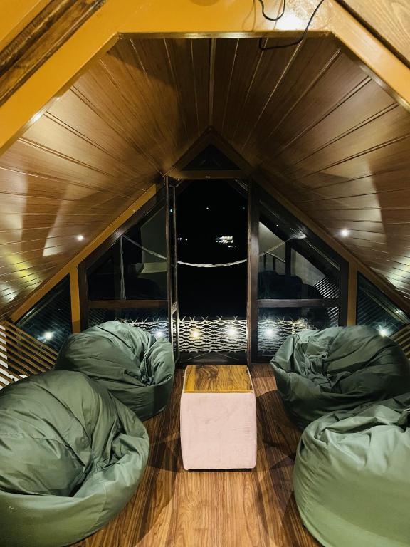 Posezení v ubytování Fern Hill Cabins