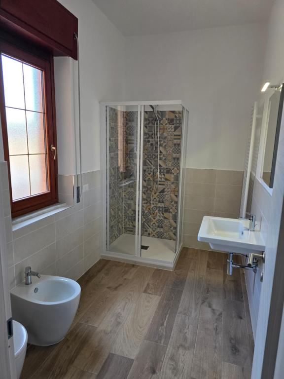 ein Badezimmer mit Dusche, Toilette und Waschbecken in der Unterkunft THAT'S LOVE Fiumicino Jazz in Fiumicino