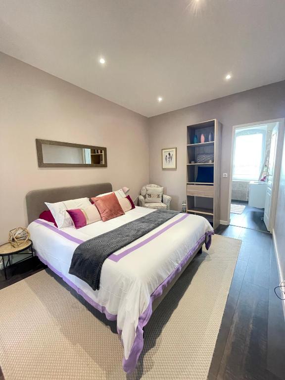 une chambre avec un grand lit et une fenêtre dans l'établissement Mas Tareau la Syrah, à Beaucaire