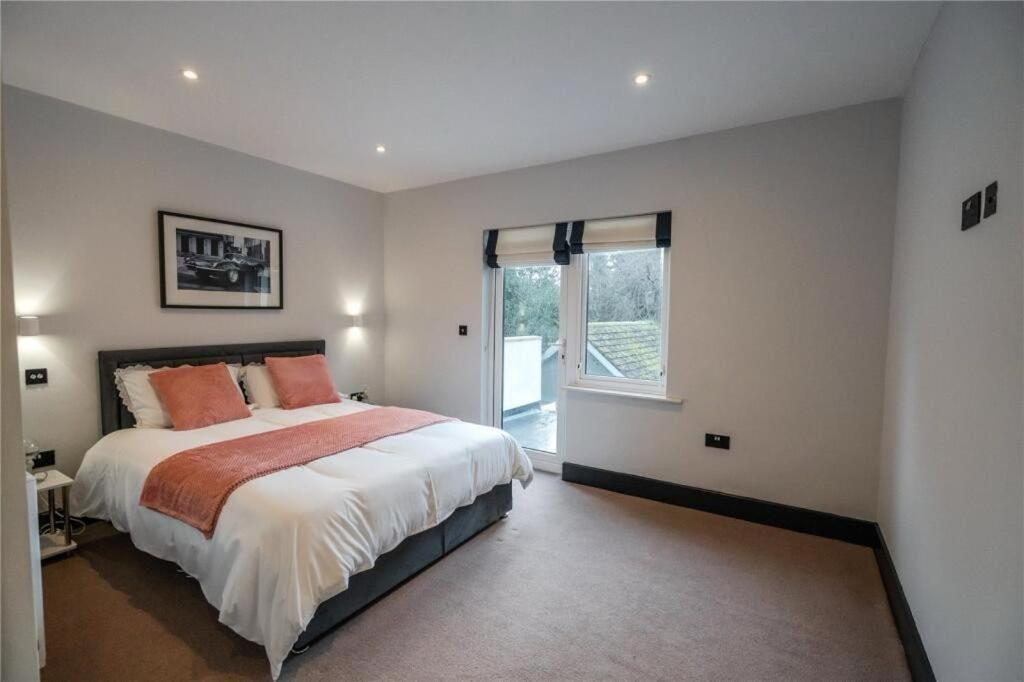 Ένα ή περισσότερα κρεβάτια σε δωμάτιο στο King Bed - En-Suite, Fast WiFi & Ample Parking - 1 Bedroom in 4 Bedroom House HA2