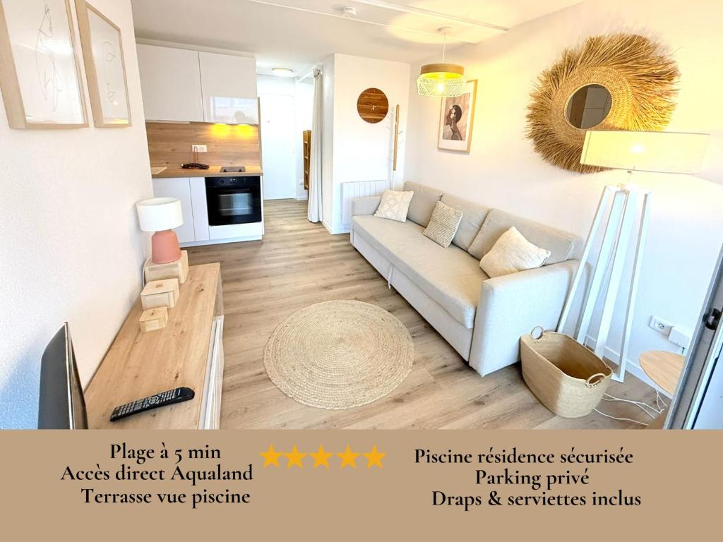 un salon avec un canapé et une cuisine dans l'établissement Appart Confort 4-6 Pers Agde,Animaux ok, Plage Richelieu à 150m, Piscine, Parking, Aqualand -, au Cap d'Agde