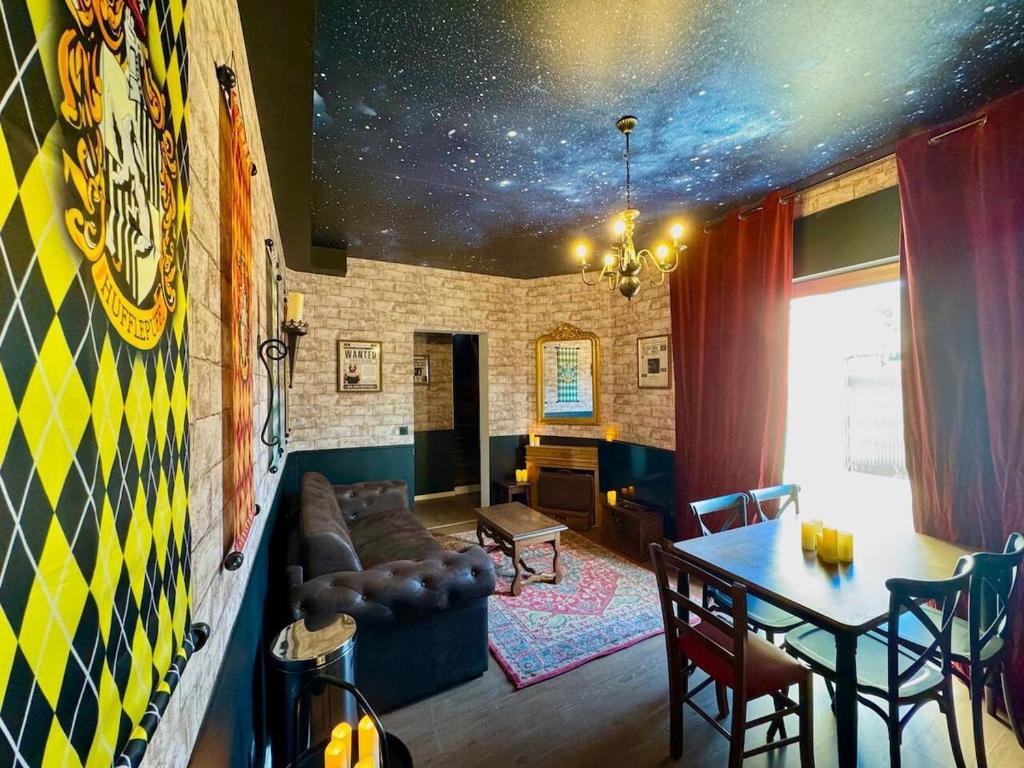 ein Wohnzimmer mit Tisch und ein Esszimmer in der Unterkunft Le Manoir des Sortilèges à Reims in Reims