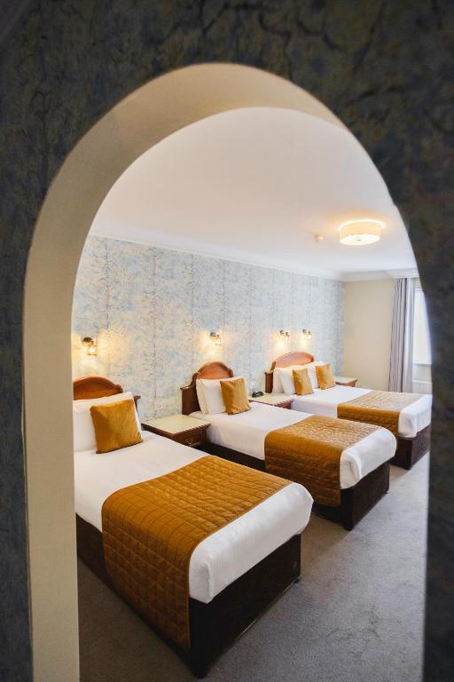 Postel nebo postele na pokoji v ubytování Central Hotel Donegal
