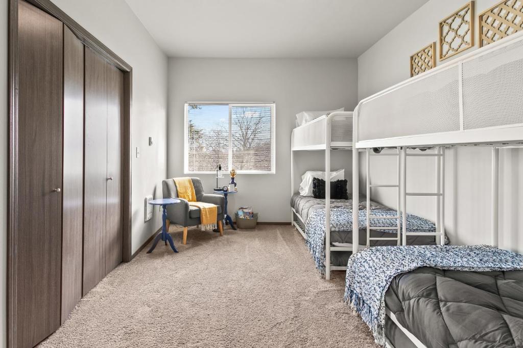 Postel nebo postele na pokoji v ubytování New 2 Bed 2 Bath Near Perry Dist and Downtown