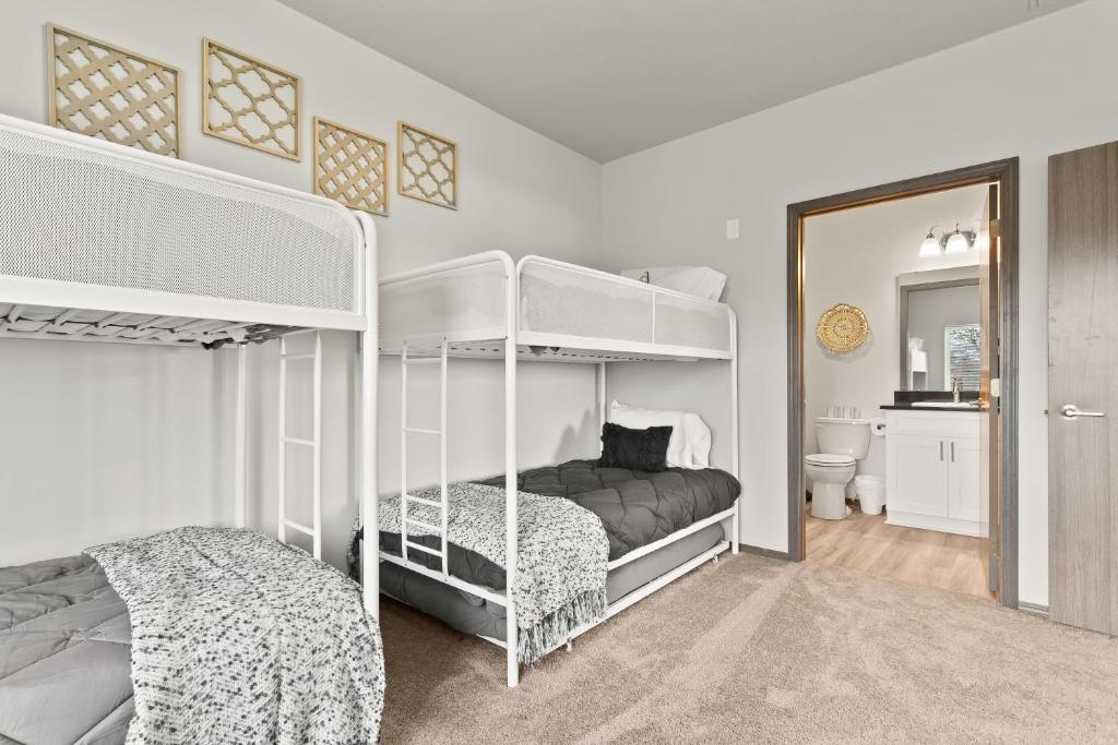 Postel nebo postele na pokoji v ubytování New 2 Bed 2 Bath Near Perry Dist and Downtown