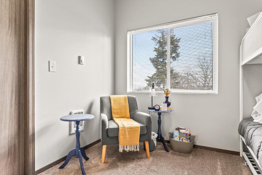 Posezení v ubytování New 2 Bed 2 Bath Near Perry Dist and Downtown
