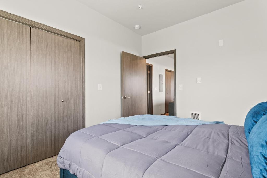 Postel nebo postele na pokoji v ubytování New 2 Bed 2 Bath Near Perry Dist and Downtown