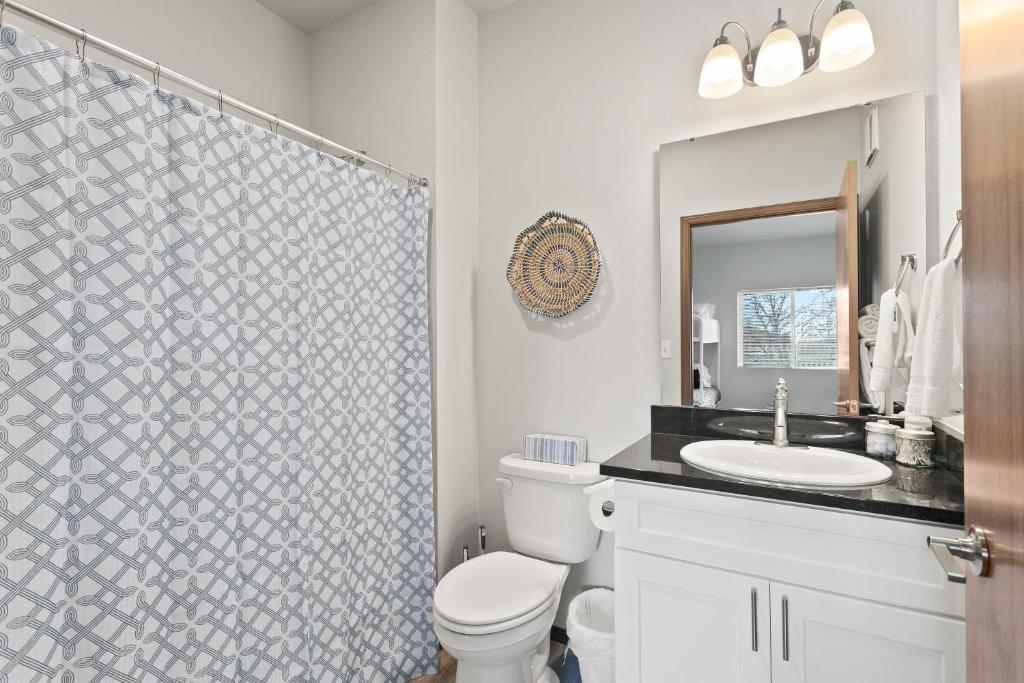 Koupelna v ubytování New 2 Bed 2 Bath Near Perry Dist and Downtown