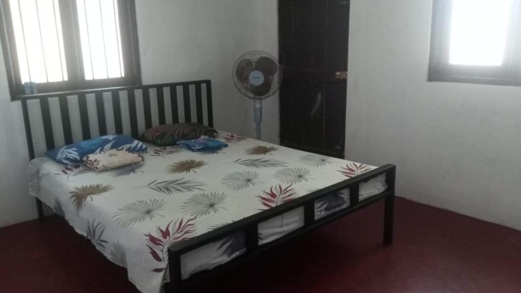 Postel nebo postele na pokoji v ubytování EECS Transit and Budget Homestay