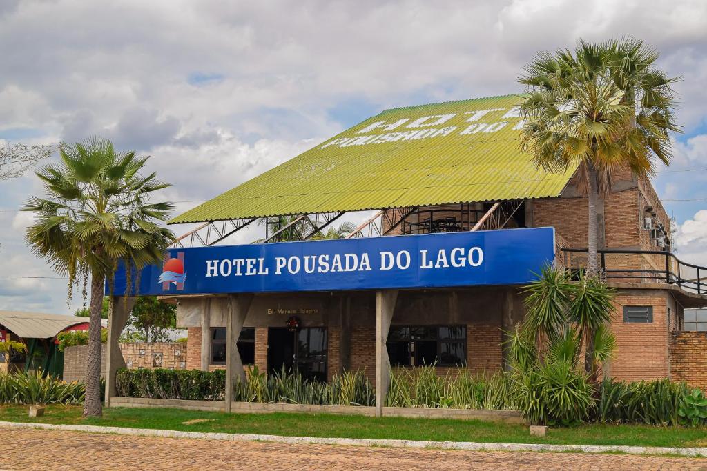 un edificio con un cartello che legge l'hotel pueblula do lagapo di Hotel Pousada Do Lago a Campo Maior