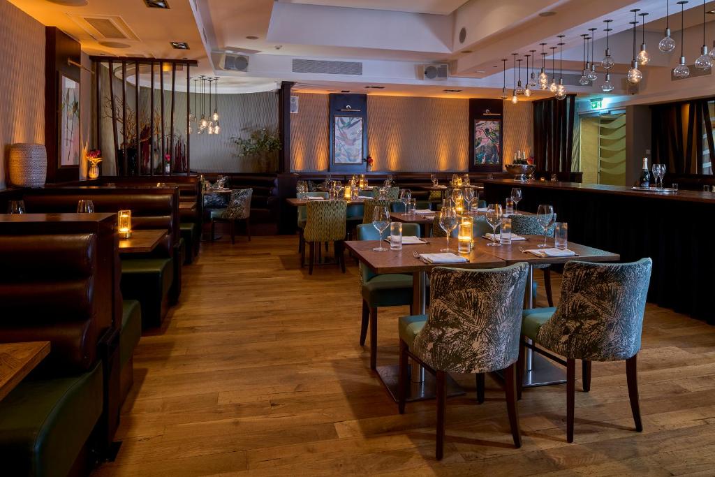 Restaurant ou autre lieu de restauration dans l'établissement Mandolay Hotel Guildford