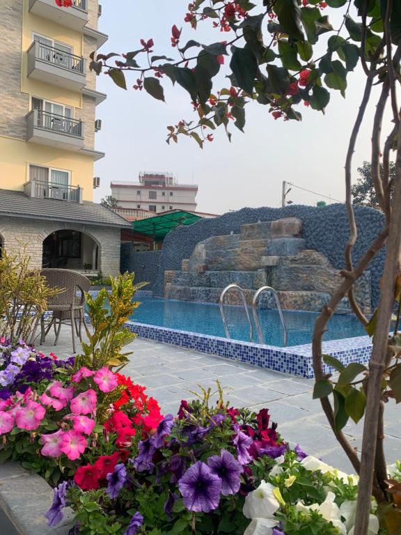 Bazén v ubytování Hotel Dashain nebo v jeho okolí