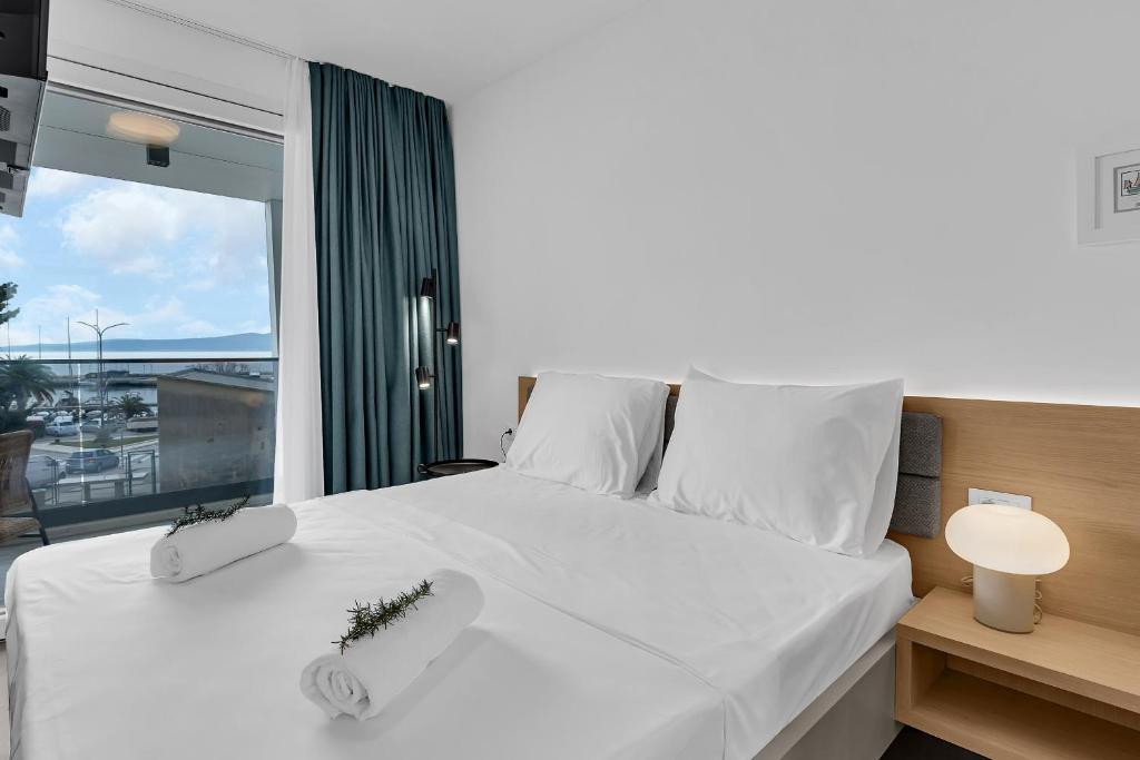 Postel nebo postele na pokoji v ubytování Perla Apartments Baska Voda