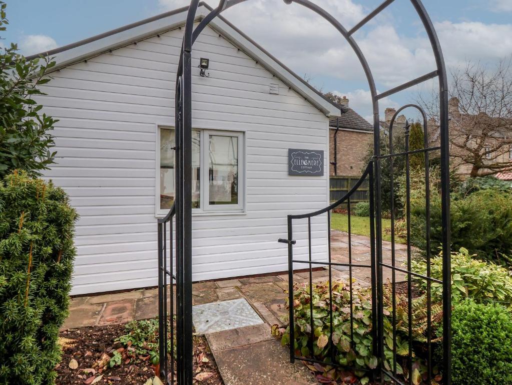 ein Haus mit einem Tor davor in der Unterkunft Ellesmere Cottage in Hornsea