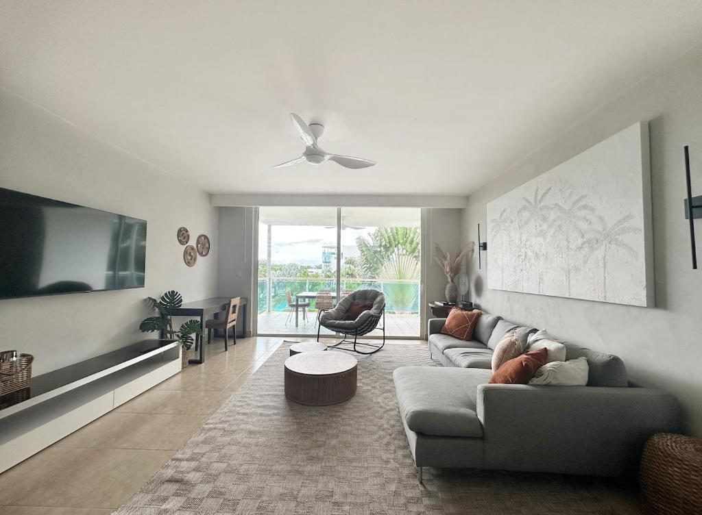 TV a/nebo společenská místnost v ubytování Beach Apartment At Nikki Residences 2 Bedroom