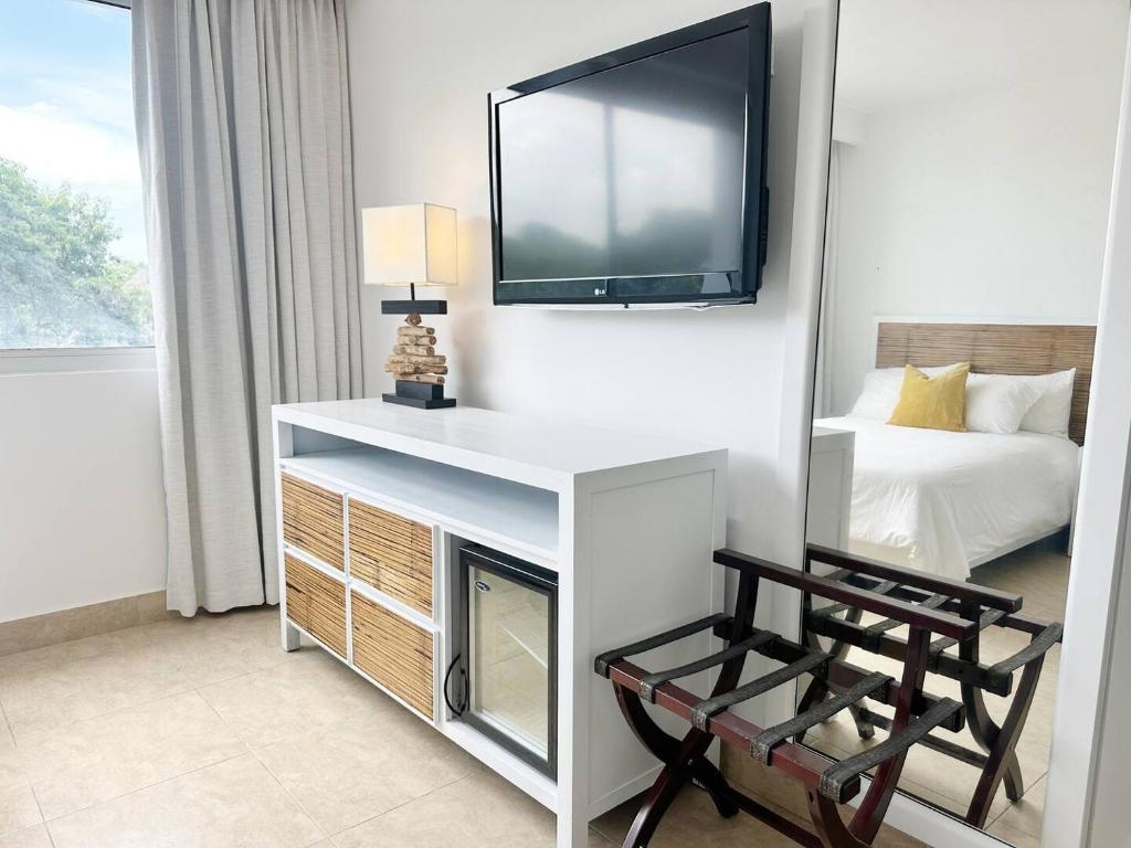 TV a/nebo společenská místnost v ubytování Beach Apartment At Nikki Residences 2 Bedroom
