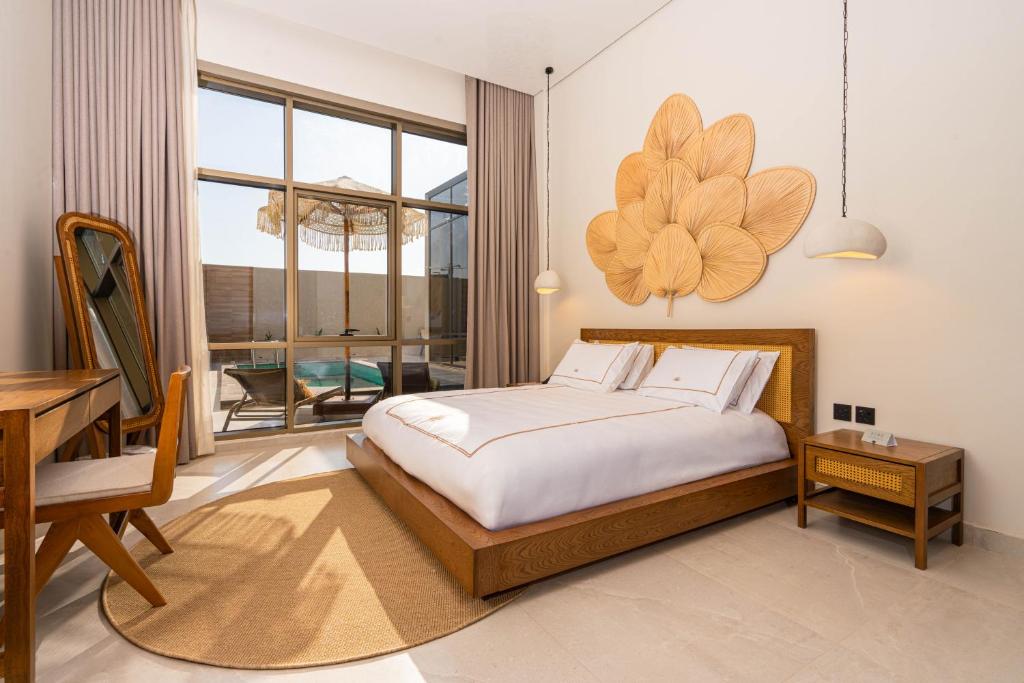 a bedroom with a bed and a desk and a window at يونوبي Yonobi in Medina