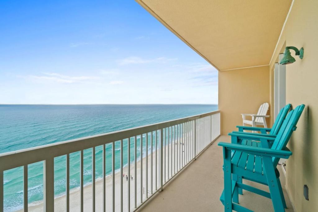 balcone con 2 sedie e vista sull'oceano di Seychelles Unit 1205 a Panama City Beach