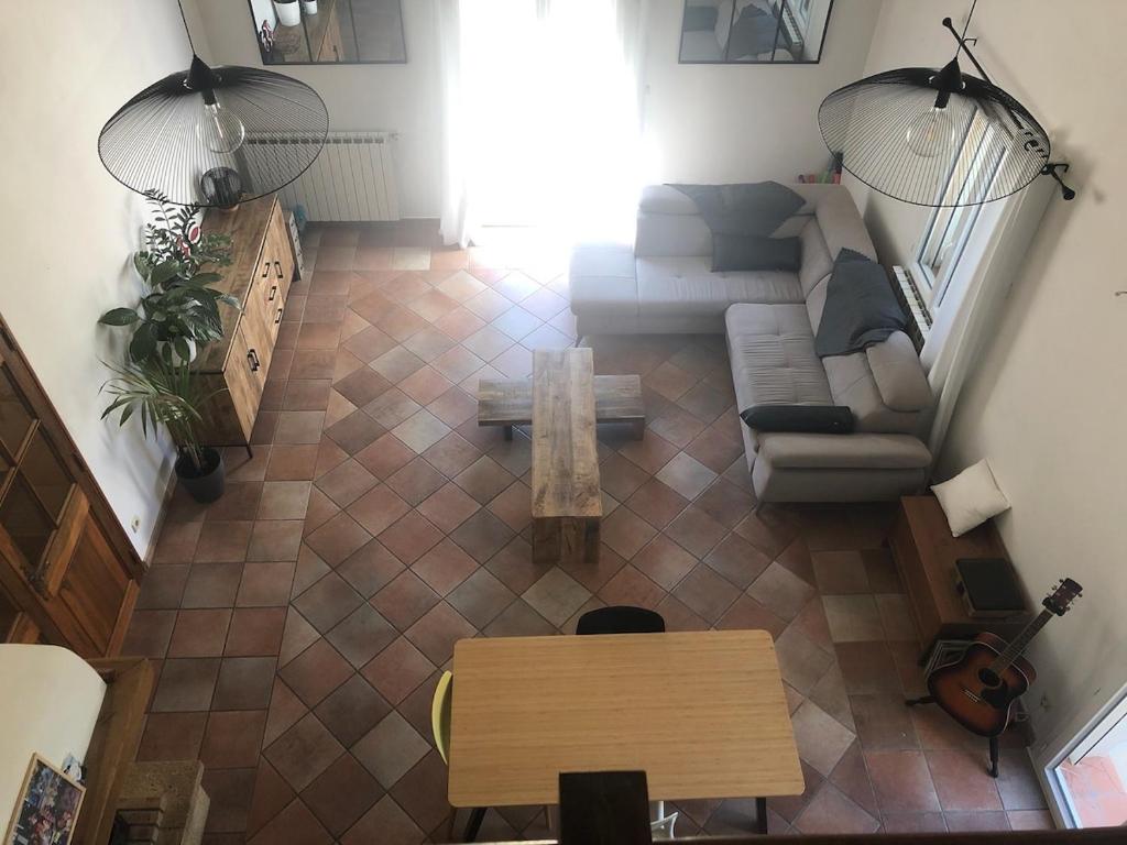 un salon avec un canapé et une table dans l'établissement Magnifique propriété - piscine et jardin paysagé, à Manosque