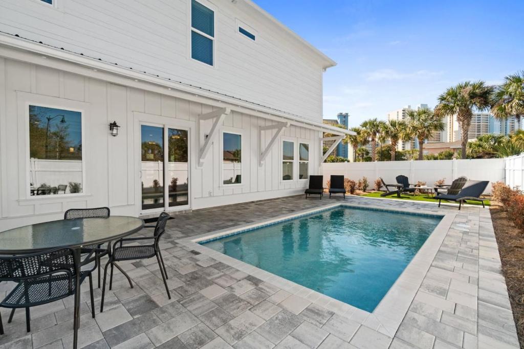 パナマ・シティ・ビーチにあるCasa Indigoのプール、テーブル、椅子付