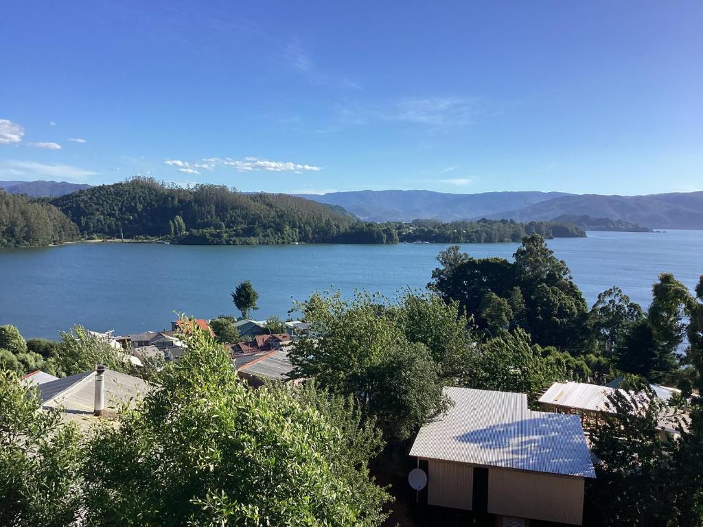 a view of a lake with houses and trees at Cabaña Tres Espinos Alto in Valdivia