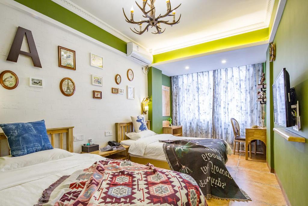 Postel nebo postele na pokoji v ubytování Summer inn Sanya三亚夏末花开酒店