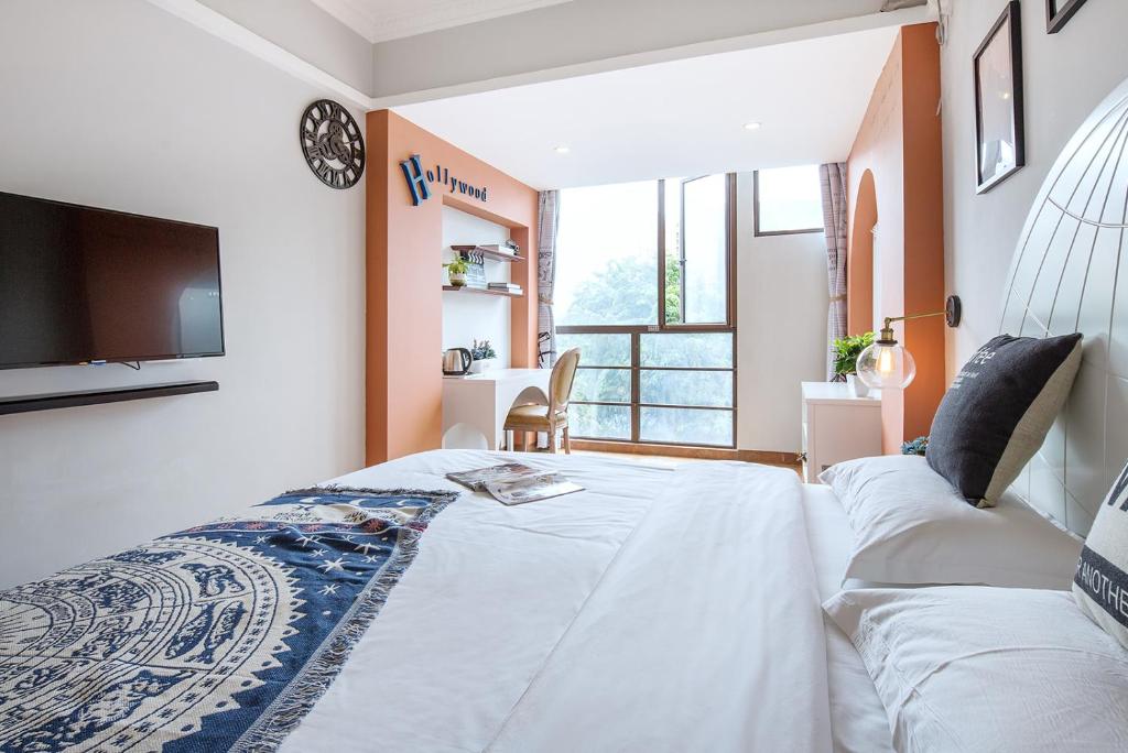 Postel nebo postele na pokoji v ubytování Summer inn Sanya三亚夏末花开酒店
