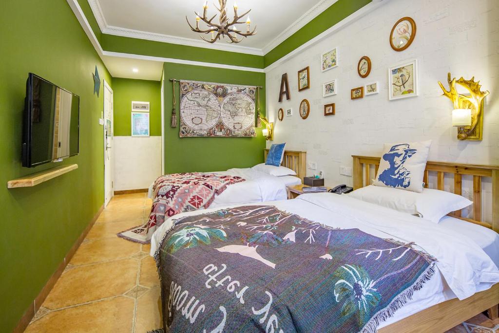 Postel nebo postele na pokoji v ubytování Summer inn Sanya三亚夏末花开酒店