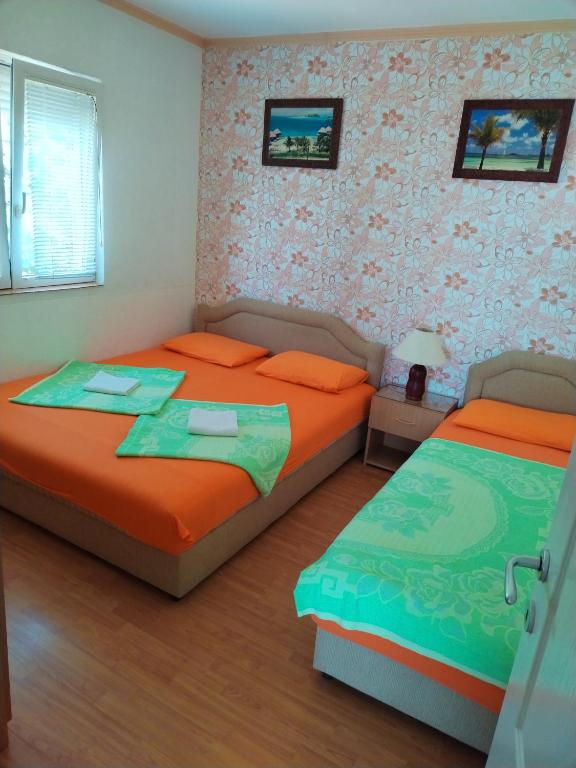 Postel nebo postele na pokoji v ubytování Apartmani LJUBICA