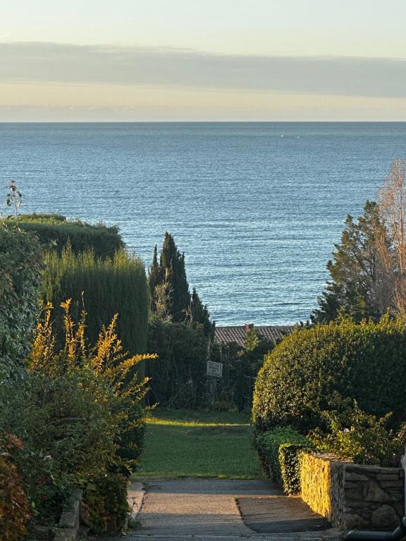 une passerelle menant à une grande masse d'eau dans l'établissement Au bord de mer studio au calme à la ciotat, à La Ciotat