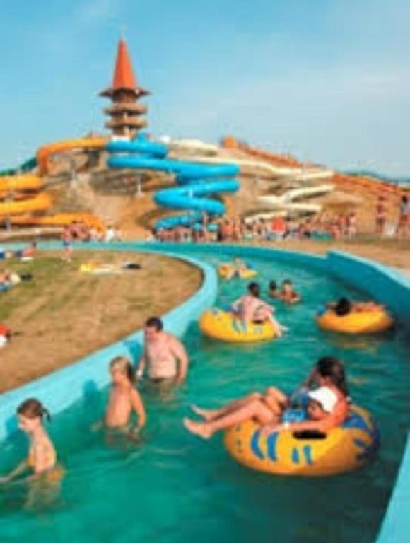 The swimming pool at or close to Fáraó vendégház