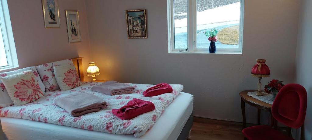 una camera da letto con un letto con asciugamani sopra di Bikers Paradise Olafsvik a Ólafsvík