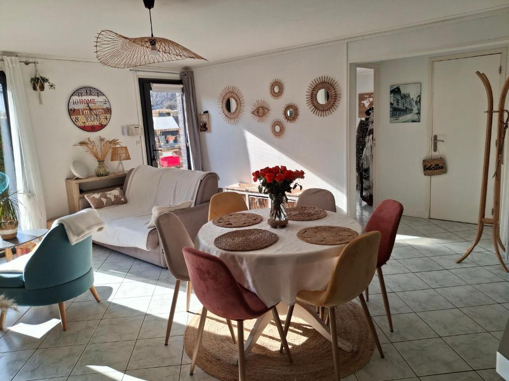 un salon avec une table et des chaises dans l'établissement La Discrète, à Troyes