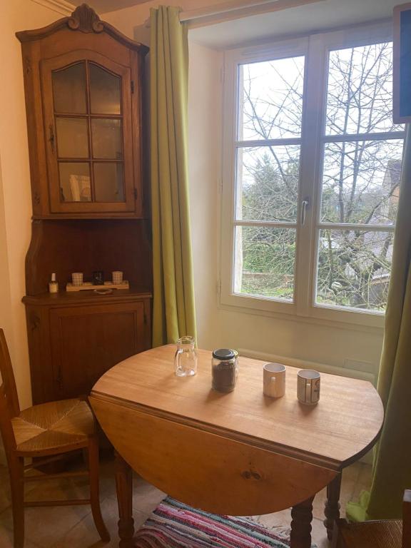 Cette chambre dispose d'une table en bois et d'une fenêtre. dans l'établissement Studio Boiscorde, au centre du Perche, à Rémalard