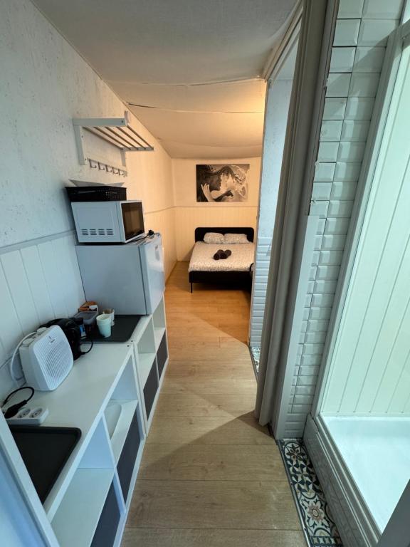 Kuchyň nebo kuchyňský kout v ubytování Chambre 1 avec salle de bain privative