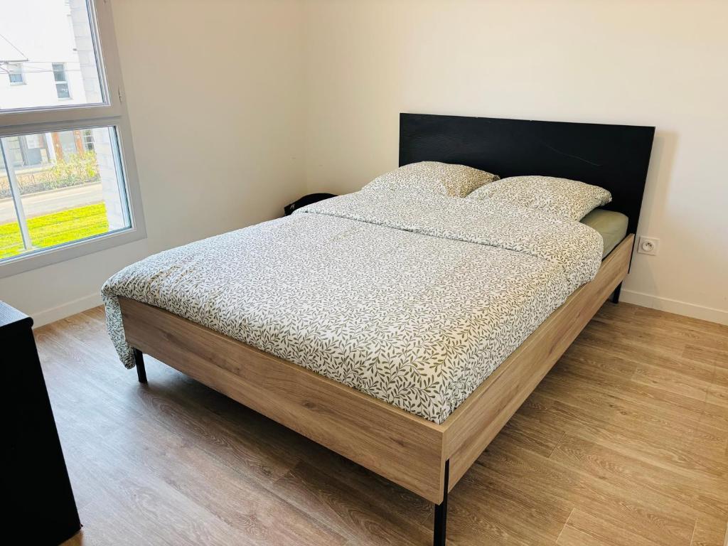 Katil atau katil-katil dalam bilik di Chambre spacieuse et lumineuse chez l habitant