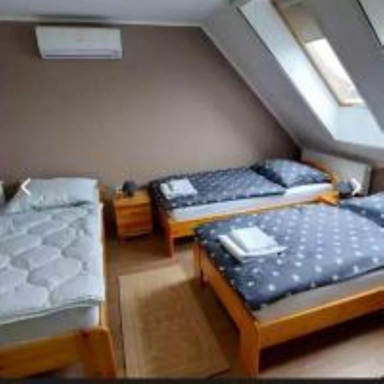 A bed or beds in a room at Fáraó vendégház