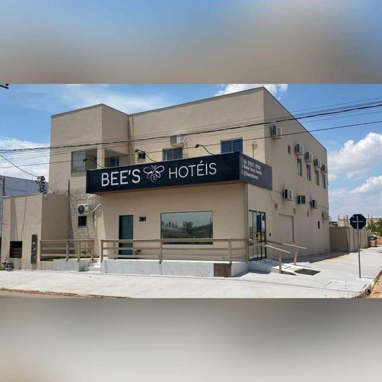 a building with a sign that reads bees hotels at Hotel Bee's Sorriso in Sorriso