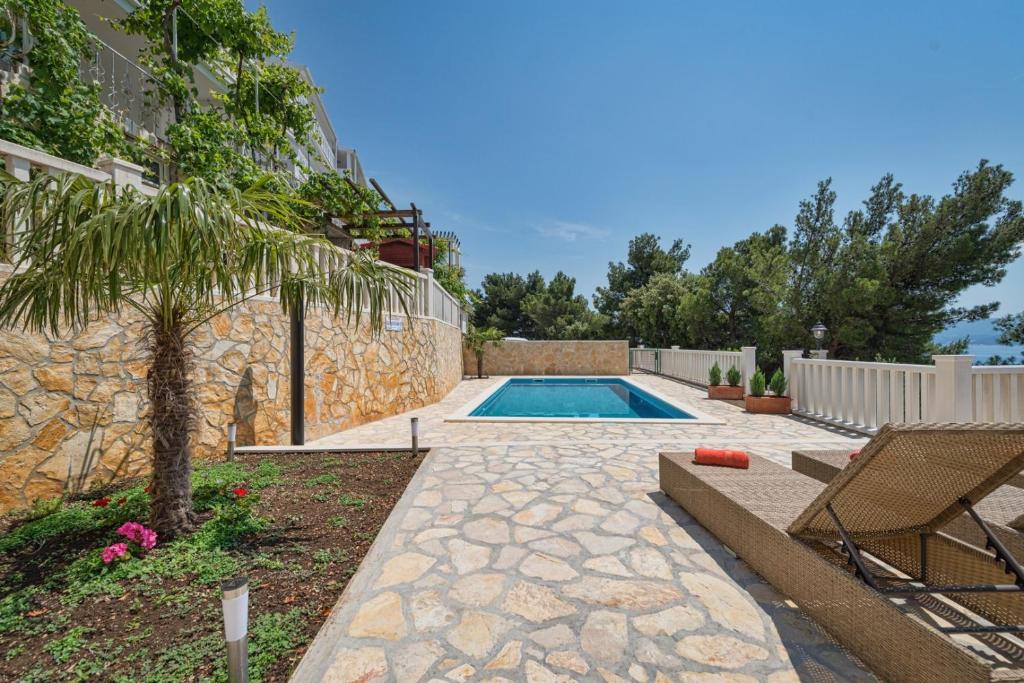 una piscina en el patio trasero de una casa en Heavenly Dream House With Pool, en Stanići