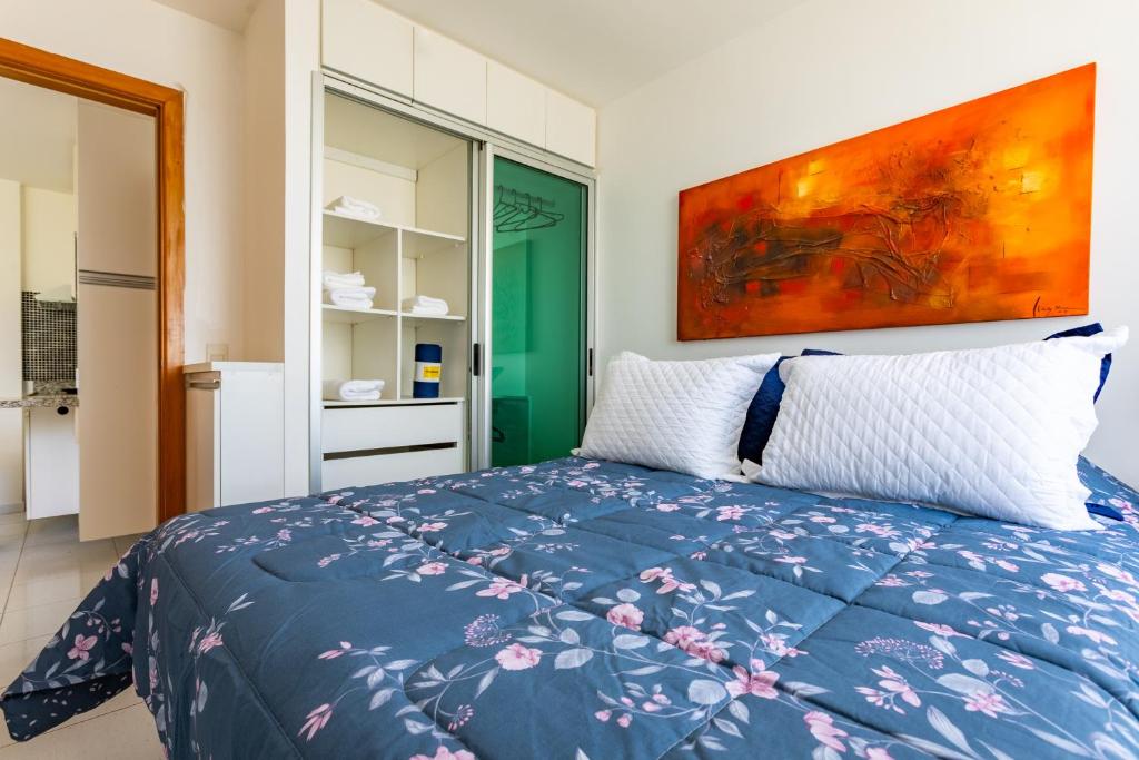 En eller flere senge i et værelse på Premier 215 - LakeSide - Stúdio Amanhecer - Beira Lago - By Hospede Fácil