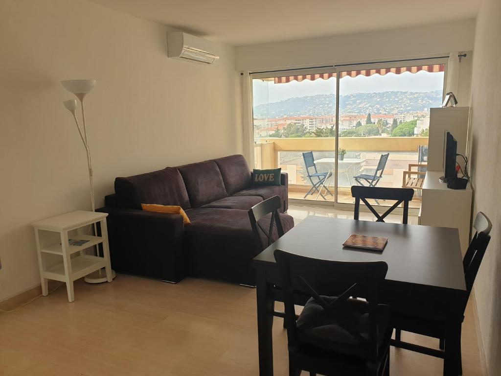 un salon avec un canapé et une table dans l'établissement Il Leone di Cecilia, à Antibes