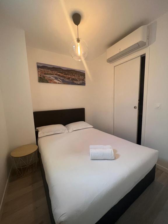 Posteľ alebo postele v izbe v ubytovaní La cour du centre Nice Verde