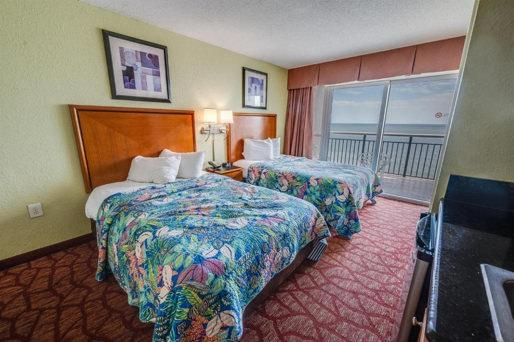 Ένα ή περισσότερα κρεβάτια σε δωμάτιο στο Direct Oceanfront View w Pools High Floor Studio