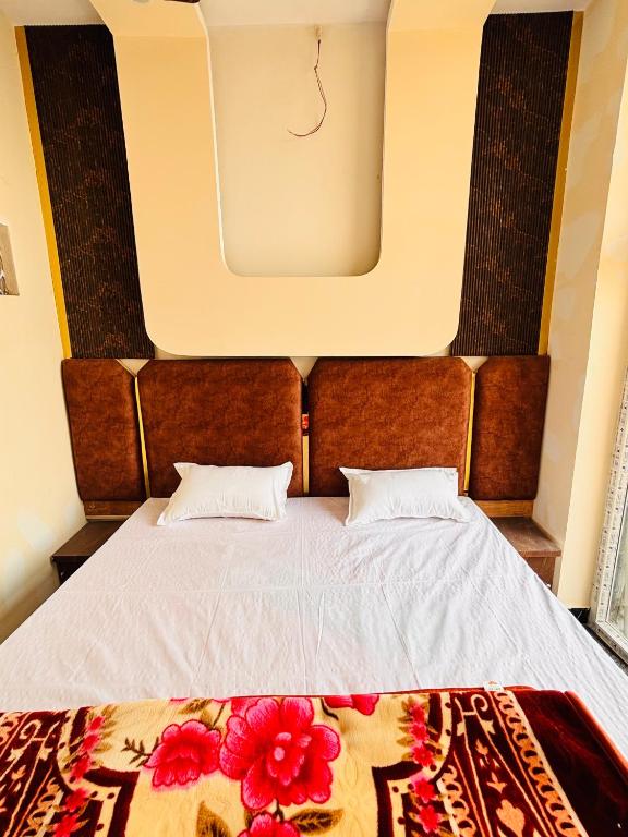 Postel nebo postele na pokoji v ubytování Radha Madhavam Luxurious Boutique Stay